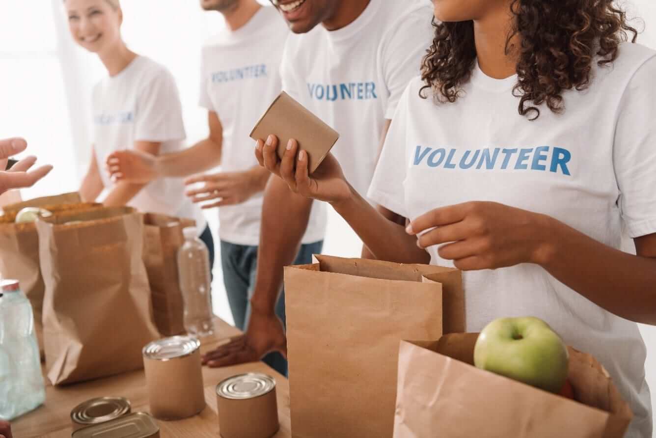 https://localfoodbank.org/wp-content/uploads/2023/06/food-bank-volunteer-1.jpg?utm_source=chatgpt.com